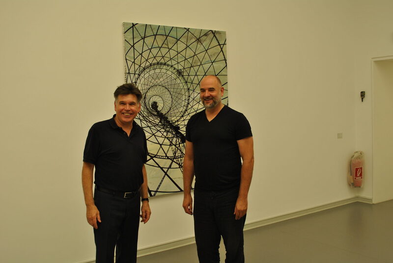 Museumsdirektor Dr. Gerhard Finckh und Künstler Sven Drühl vor einer seiner Arbeiten