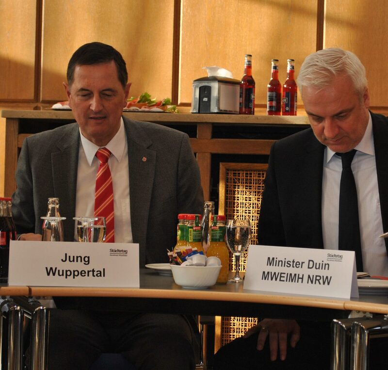 Oberbürgermeister Peter Jung und NRW-Wirtschaftsminister Garrelt Duin