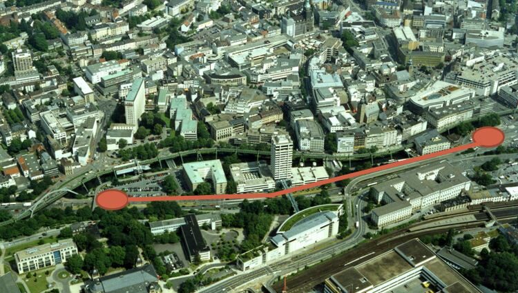 Eine rote Linie zeigt den gesperrten Bereich auf einem Luftbild von der B7