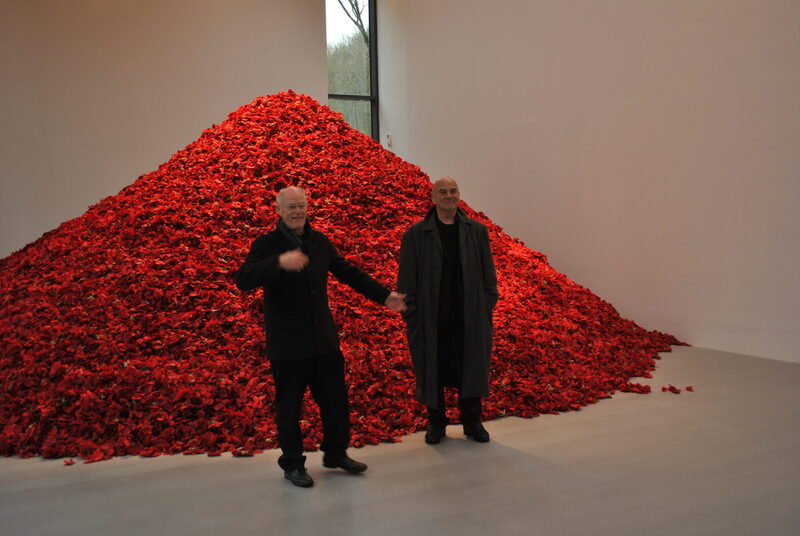 Tony Cragg und Peter Pabst vor dem roten Blütenberg aus der Produktion "Der Fensterputzer"