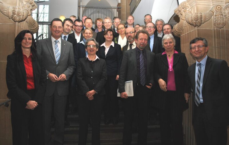 Gruppenbild der Mitglieder des Koordinierungskreises im Rathaus