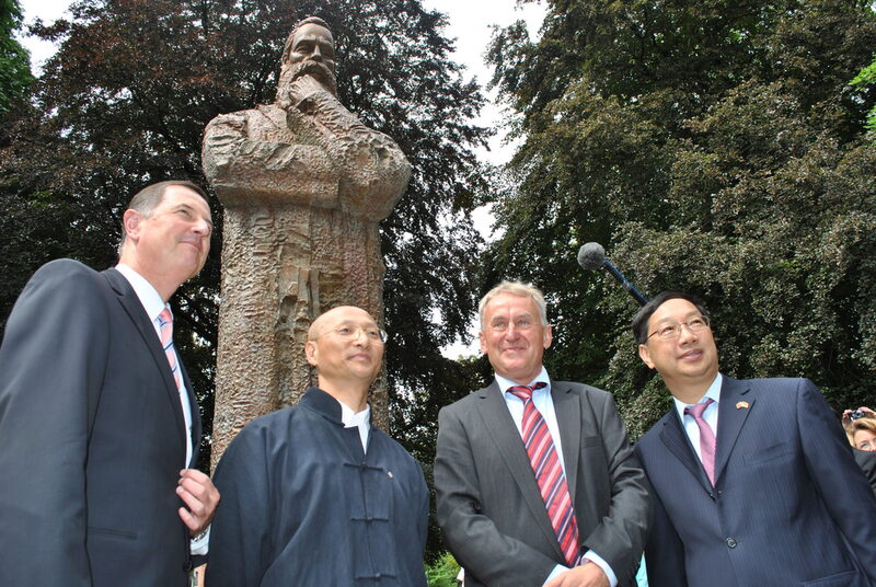 Oberbürgermeister Peter Jung, Prof. Zeng Changgang, Dr. Eberhard Illner (Leiter des Historischen Zentrums) und Botschafter Shi Mingde