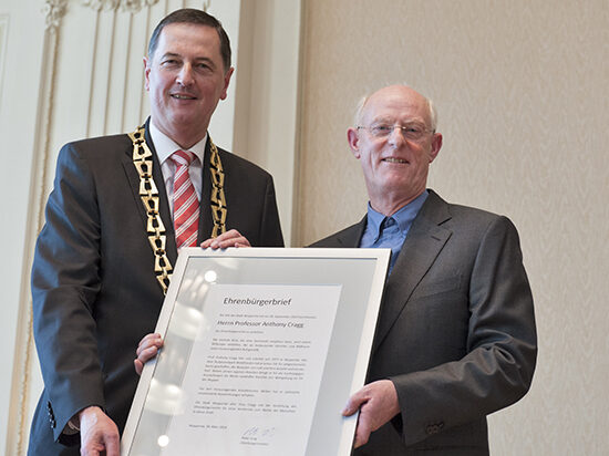 Ehrenbürger Tony Cragg und Oberbürgermeister Jung mit der Urkunde