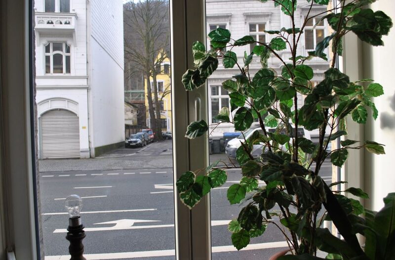 Blick aus dem Café durch ein Fenster auf die Friedrich-Ebert-Straße