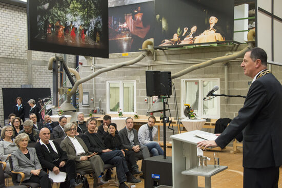 Oberbürgermeister Peter Jung mit Publikum in den Werkstätten der Wuppertaler Bühnen