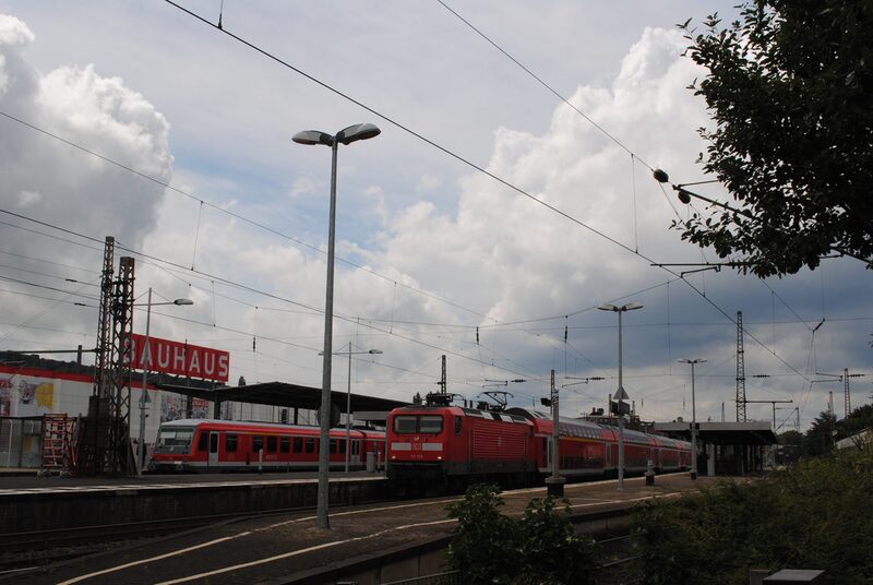 Zwei Personenzüge im Bahnhof Wuppertal-Oberbarmen.