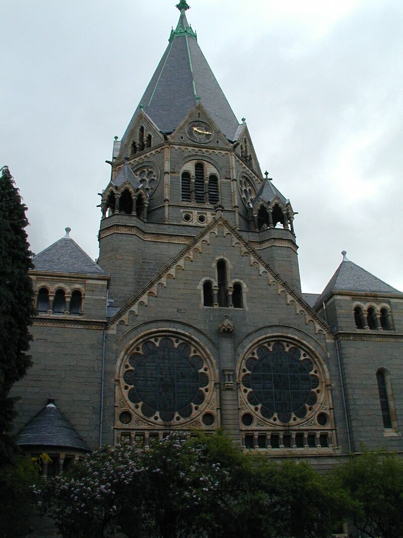 Blick auf die Fassade und den Turm der Kirche