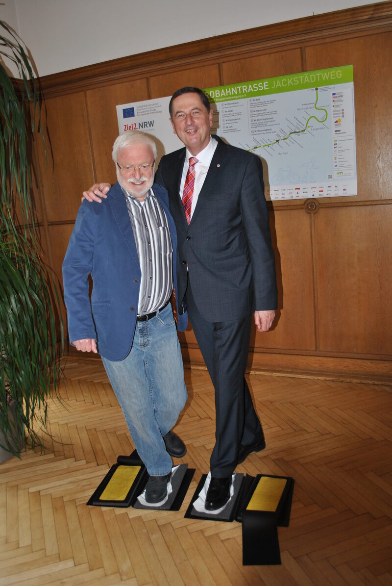Gemeinsamer Schritt in Richtung klimafreundliche Zukunft: Die KlimaExpo. NRW nahm die Schuhabdrücke von Oberbürgermeister Peter Jung und Lutz Eßrich von der Wuppertalbewegung als Symbol für ihre Zusammenarbeit beim Vorreiterprojekt Nordbahntrasse.