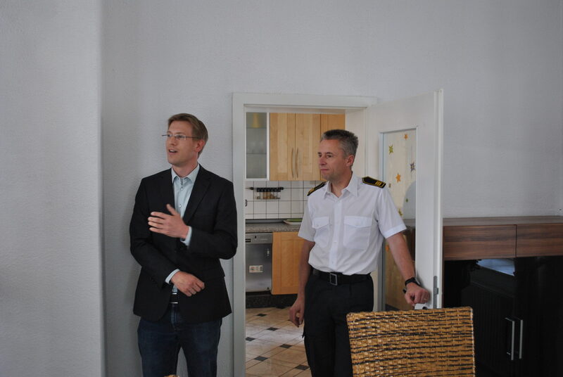 Leiter der Feuerwehr Wuppertal Ulrich Zander und Hauseigentümer Matthias Dietrich vor der Küche der Wohngemeinschaft.