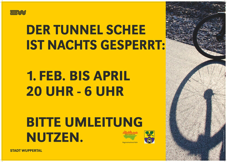 Hinweisschild auf die nächtliche Sperrung des Tunnels Schee bis April