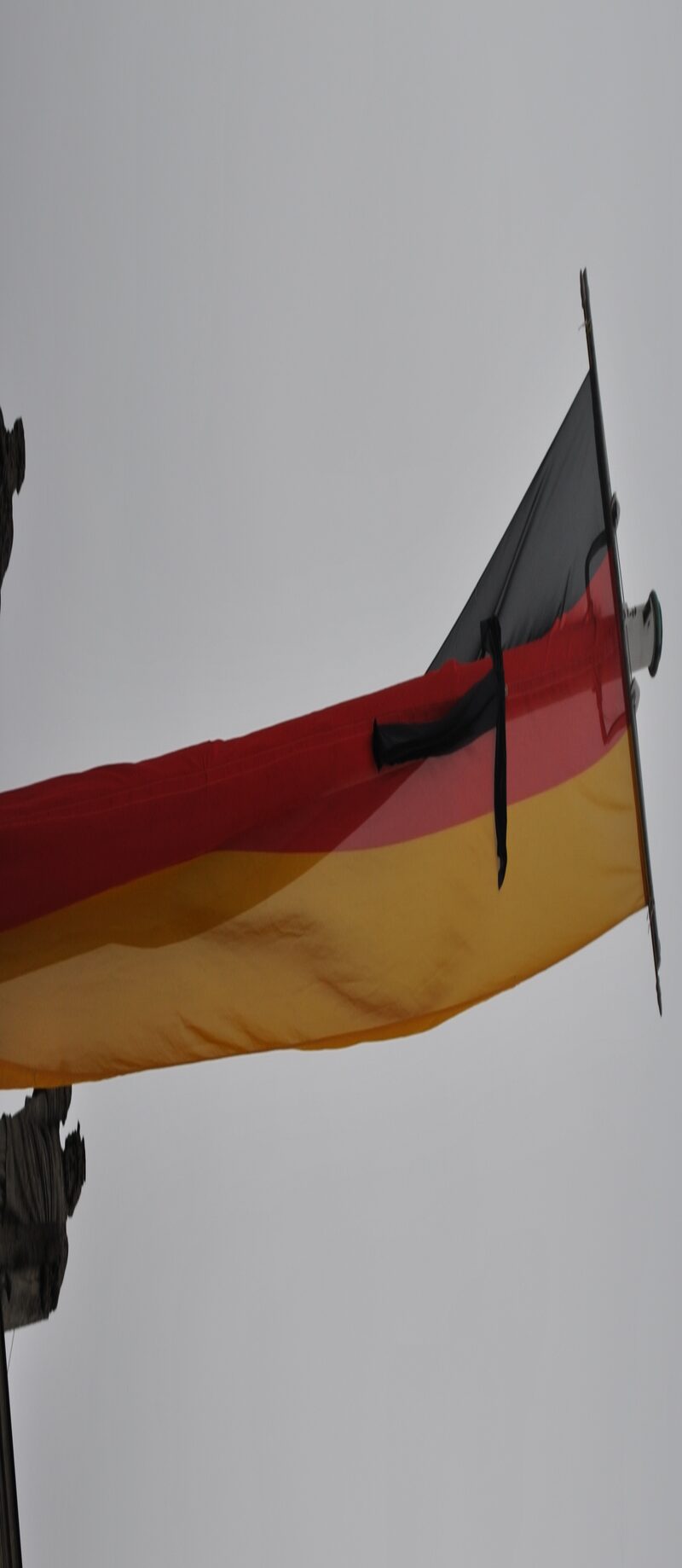 Die deutsche Fahne mit Trauerflor