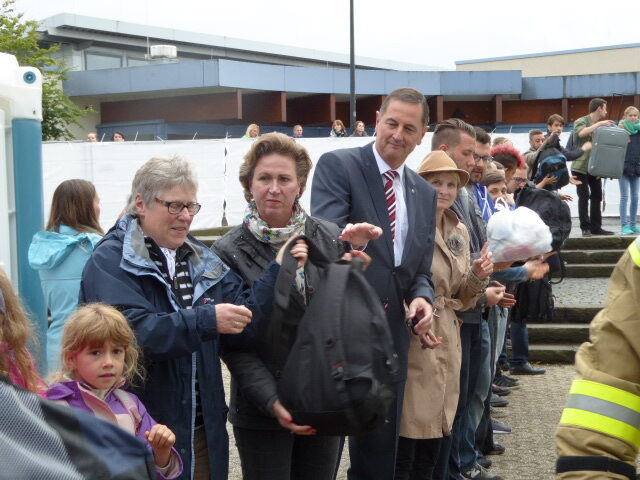Menschenkette beim Gepäcktransport mit Oberbürgermeister Peter Jung und seine Frau Ulrike