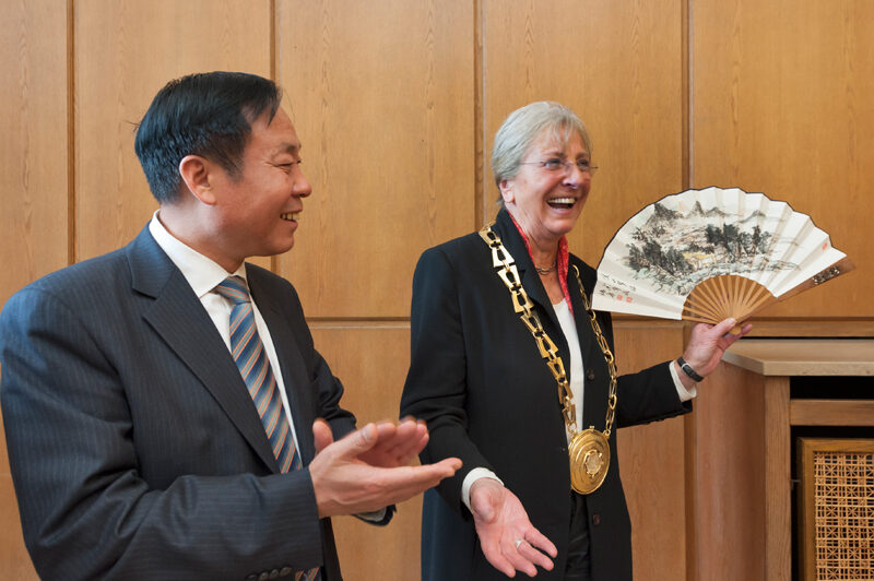 Bürgermeisterin Ursula Schulz freut sich über ein Geschenk der Gäste, einen chinesischen Fächer..
