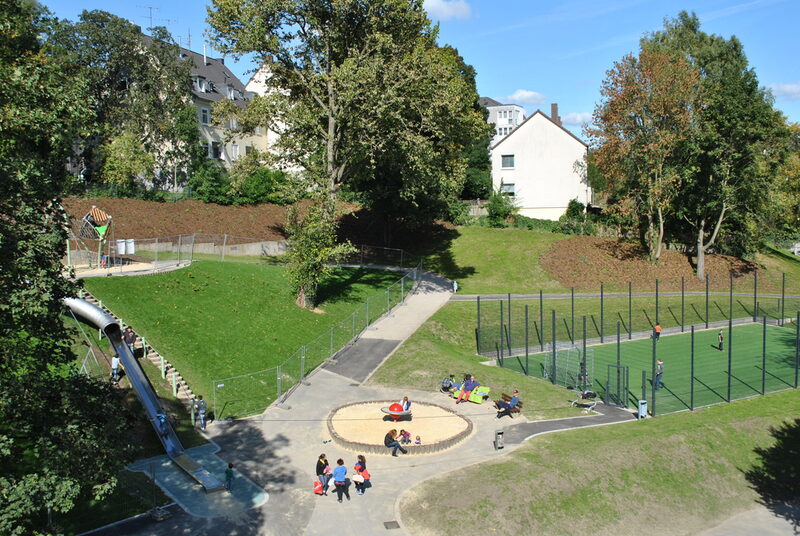 Blick von der Nordbahntrasse auf den Spielplatz Giesenberg, rechts der Bolzplatz.