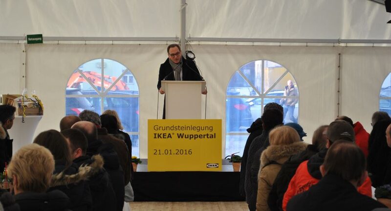 Oberbürgermeister Andreas Mucke bei seiner Rede im Veranstaltungszelt