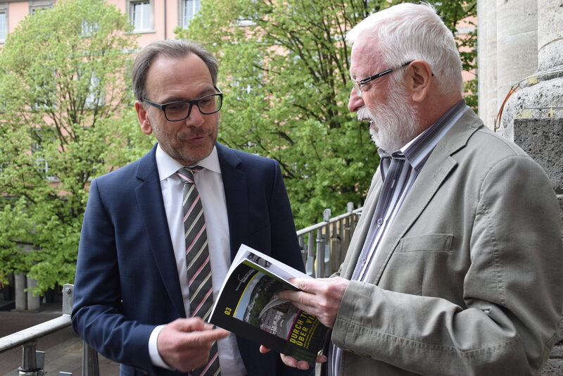 Lutz Eßrich von der Wuppertal Bewegung übergibt Oberbürgermeister Andreas Mucke die Erstausgabe des Buches