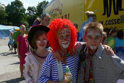 Geschminkte Kinder machen beim Kinder-Ferien-Zirkus mit