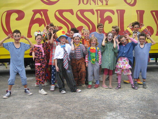 Eine Kindergruppe stzeht vor dem Zirkuszelt der Familie Casselli