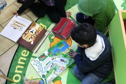 Kinder lesen in der Stadtteilbibliothek