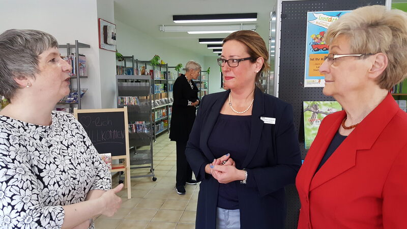 Stadtteilbibliotheksleiterin Judith Steinhard_Mitte_im Gespräch mit Bezirksbürgermeisterin Simon _rechts_ und Vorlesepatin