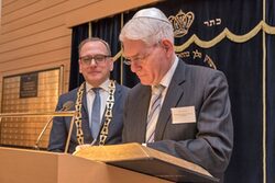 Dr. Josef Schuster beim Eintrag ins Goldene Buch, Oberbürgermeister Andreas Mucke schaut zu