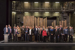 Die Vertreter der geladenen Firmen mit dem Oberbürgermeister auf der Bühne des Opernhauses