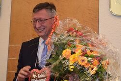 Matthias Nocke freut sich nach der Wahl über Glückwünsche und Blumen