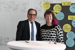 Oberbürgermeister Andreas Mucke und Staatssekretärin Andrea Milz bei der offiziellen Unterzeichnung in Düsseldorf.