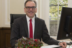 Oberbürgermeister Andreas Mucke an seinem Schreibtisch