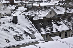 Blick auf schneebedeckte Hausdächer in Elberfeld