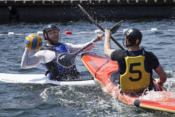 Zwei Kanupolo-Spieler kämpfen im Wasser um den Ball