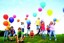Lachende Kinder mit Luftballons