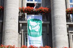 Oberbürgermeister Mucke mit der Friedensflagge
