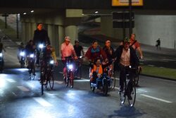 Oberbürgermeister Andreas Mucke fährt mit anderern Fahrradfahrern über die nächtliche neue B7