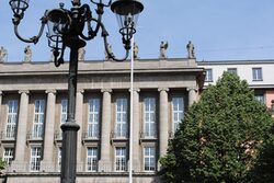 Rathausfront mit Kandelaber im Vordergrund