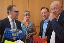 Oberbürgermeister Andreas Mucke mit Schauspieler Jo Bausch, Holger Poensgen und Ulrike Thönniges vom Tatort-Verein