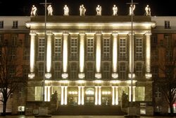 Das Rathaus in Barmen ist nachts gelb angeleuchtet