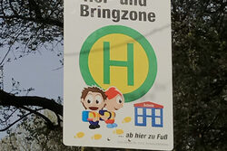 Das neue Schild für Hol- und Bringzonen zeigt ein "Haltestellen-H" mit einem Kind und einer stilisierten Schule