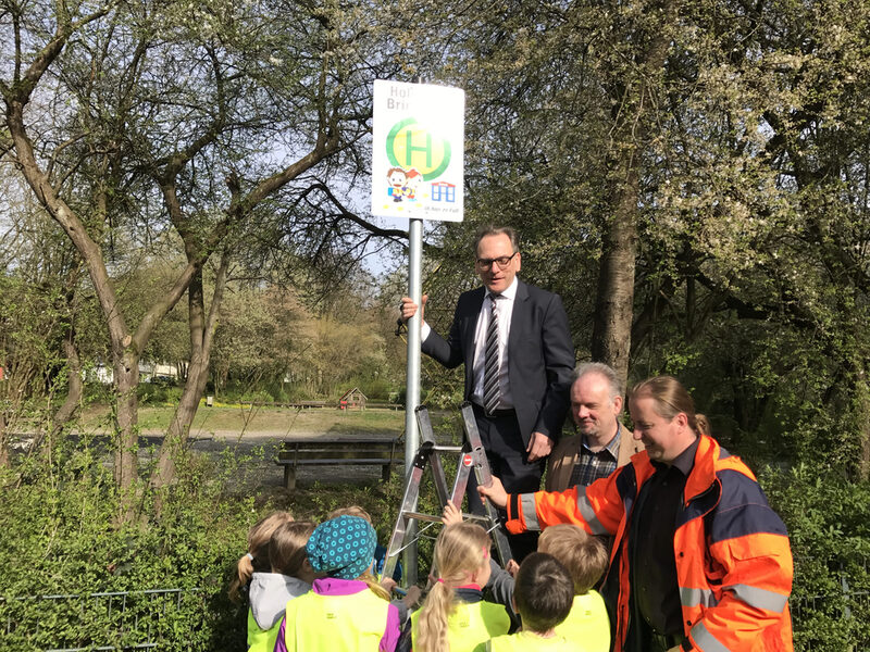 Oberbürgermeister Andreas Mucke enthüllt das erste "Hol- und Bringzonen-Schild" in Wuppertal