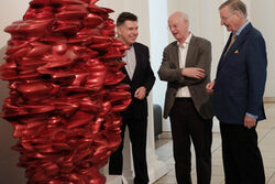 Skulptur Versus mit Museumsdirektor Dr. Gerhard Finckh, Künstler Tony Cragg und Schenkendem Eberhard Robke