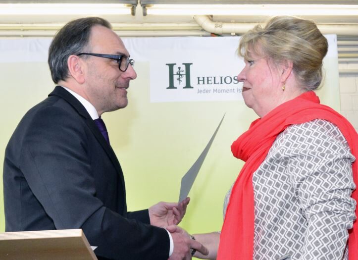 Oberbürgermeister Andreas Mucke überreicht Dr. Hella Körner-Göbel ihre Urkunde