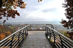 Der Skywalk ist ein Steg, der im Nordpark als Aussichtsplattform dient
