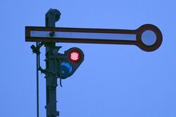 Ein Haltesignal der deutschen Bahn vor blauem Hintergrund