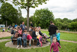 Kinder und Familien auf dem Geländer der Station Natur und Umwelt