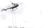 Hubschrauber mit Kalkbeutel