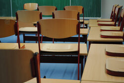 Klassenzimmer mit hochgestellten Stühlen