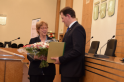 Carsten Gerhardt bekommt Urkunde und Blumen überreicht