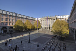Der Johannes-Rau-Platz mit dem Rathaus im Herbst
