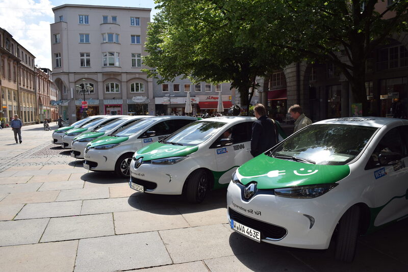 E-Autos der Stadtverwaltung vor dem Rathaus