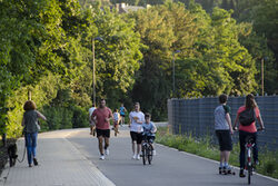 Fußgänger, Radfahrer und Jogger auf der Nordbahntrasse